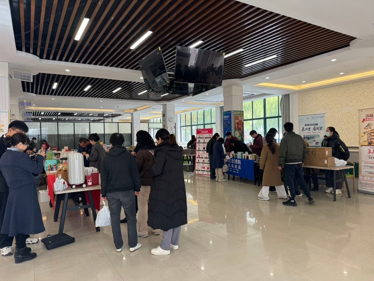 情暖南湖，同心惠民 省教育工會消費幫扶產品高校巡展暖心開展